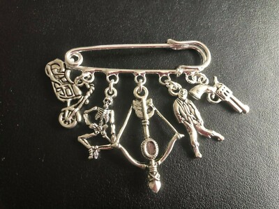   WALKING DEAD ZOMBIE THEME Kilt Pin Brosche MIT 5 Charms in Geschenktüte 