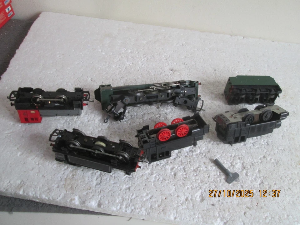 2  CLOCKWORK ENGINES WITH 1 KEY WORKING  + 3 OTHER ENGINES ETC.    see des. - Image 3 of 4