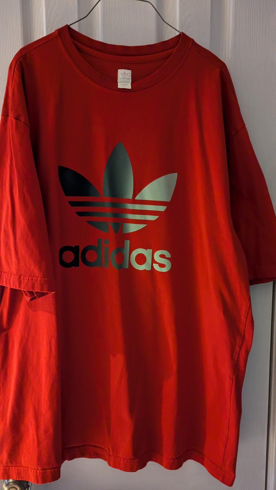 ALTRA Due magliette Adidas. Uno è bianco e nero. L'altro è rosso e bianco. 2XL