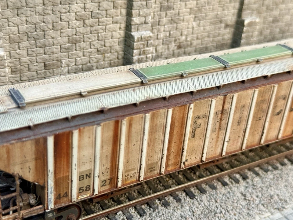 Intermountain HO Covered Hopper Frisco/Burlington Northern Patch BN Weathered - Image 4 of 4