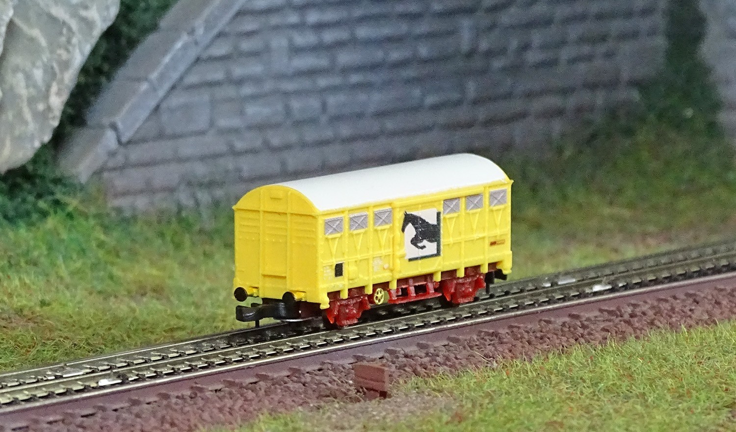 Wagon couvert G4 Azar W02-CH jaune : résolvez le manque de réalisme de vos trains Z