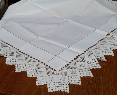 Vintage rechteckige Tischdecke mit gehäkeltem und gezeichnetem Faden Arbeit weiße Baumwolle