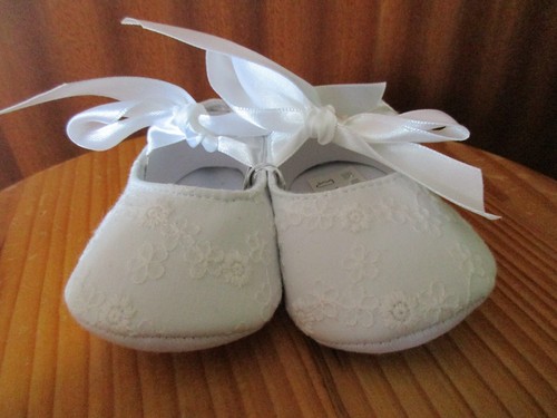 Weisse Babyschuhe für z.B. Taufe, Gr. 62/68 , bestickter Stoff, neu & unbenutzt - Bild 2 von 4