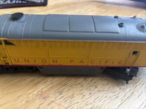HO Scale AHM TRAIN UNION PACIFIC LOCOMOTIVE #1041 - Picture 7 of 10