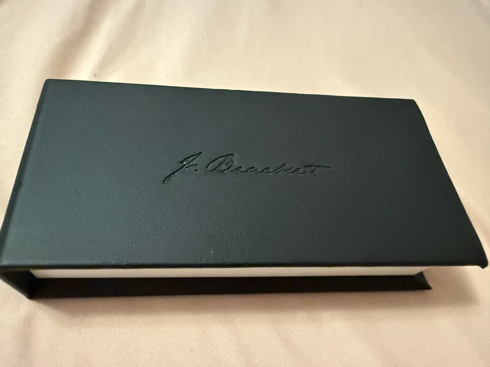 J Brackett Men’s Wristwatch; Blue Bezel, Genuine Leather Band. Make Me An Offer! - Image 4 of 4