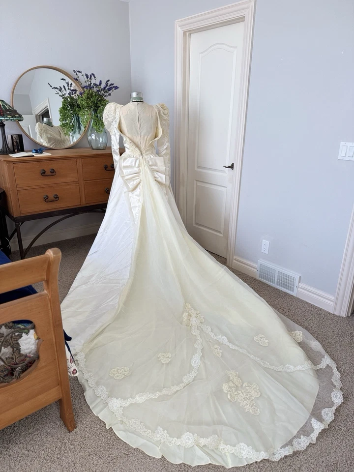 Vintage 1980s Satin & Lace Wedding Dress with Long Train and Bow Back - Image 3 of 4