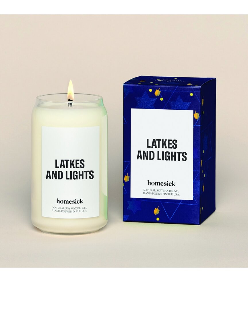 Тоскующий по дому Латкес и зажигает белую свечу