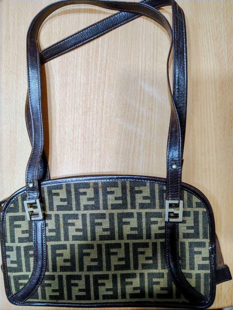 FENDI FFロゴ ボディバッグ フェンディ“FF”ロゴバックル搭載メンズ斜め掛けバッグ、コード式開口部
