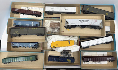 Lot of 14 HO Scale Train Boxcars / Reefers / Hoppers / Milk Cars & Kits