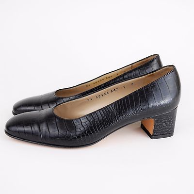 ⭐︎⭐︎⭐︎ SALVATORE FERRAGAMO Women's 5 - Black Embossed Leather Classic