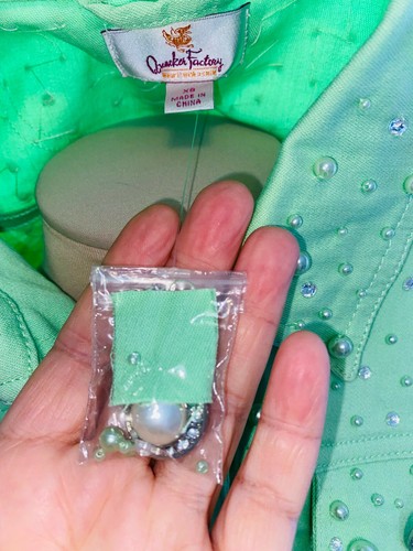 Damenjeansjacke Quacker Factory grün XS Jeans Strass Kunstperlen neu ohne Etikett - Bild 7 von 8