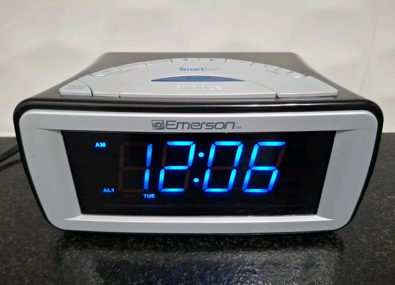 Emerson CKS9031 Smart Set Dual Alarm Clock AM/FM Radio Large Blue Led Display