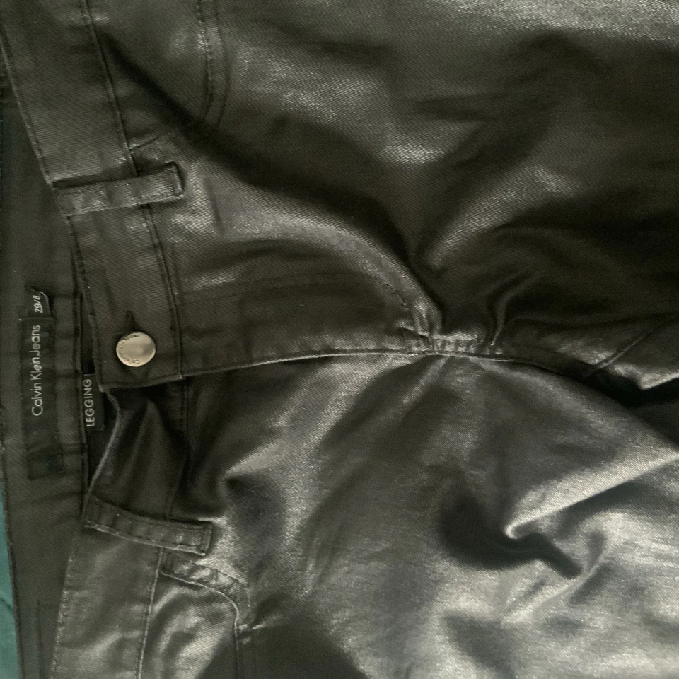 ЖЕНСКИЙ РАЗМЕР 8 CALVIN KLEIN JEGGINGS БЛЕСТЯЩИЙ ЧЕРНЫЙ В ЦВЕТЕ НОВЫЙ БЕЗ ЯРЛЫКОВ ДИСПЛЕЙ МОДЕЛЬ - Изображение 2 из 4