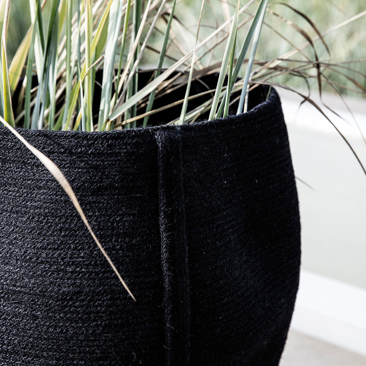 Panier noir DRUM House Doctor en rotin tressé pour rangement élégant
