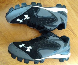 boys size 4 football cleats