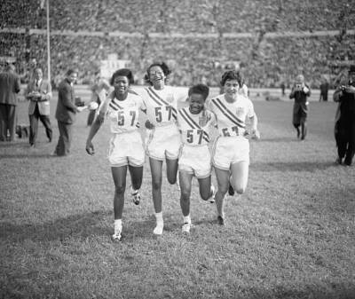The US women's 4�100 metres relay team winners event Olympic Stadiu- 1952 Photo