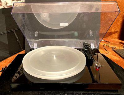 Pro-Ject Debut Carbon Turntable with Acrylic Platter and Ortofon RED Cartridge