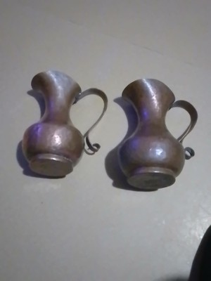 Konvolut von zwei Vintage Krug Vasen aus gehämmertem Kupfer.