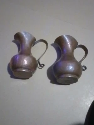 Lot de Deux Vases pichet vintage en cuivre martelé. - Photo 1/4