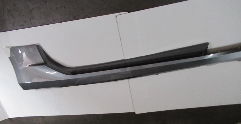 Chevrolet Camaro LS 2016 basculante moldeado faldón lateral borde acero satinado gris derecho Foto 3 de 4