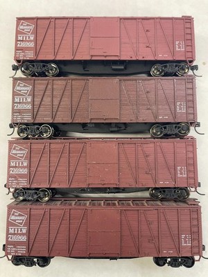 Accurail HO Scale Outside Braced Boxcars, 4 in Total, Metal Wheels