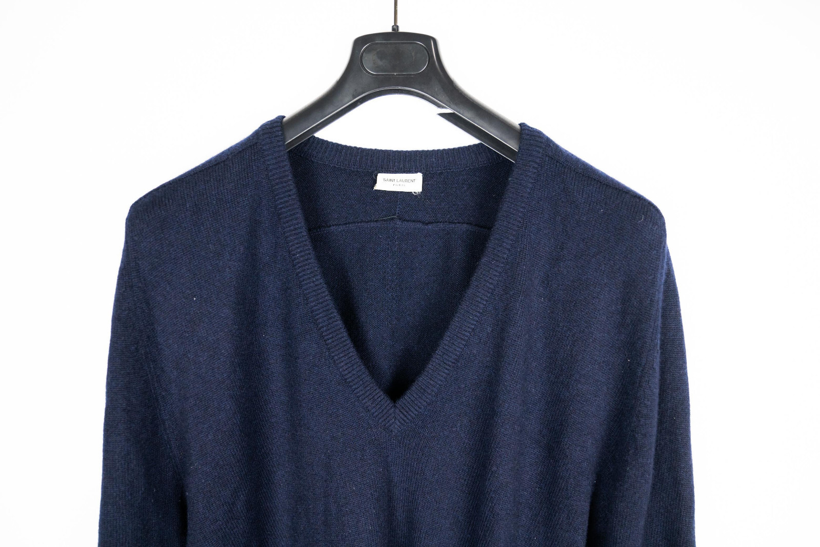 Maglione SAINT LAURENT PARIS profondo scollo a V cashmere blu navy nero pelle gomito L