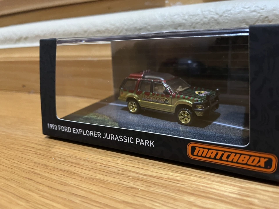 Matchbox Jurassic Park 1993 Ford Explorer Mattel RLC 2022 exclusivo en mano RTS Foto 2 de 4