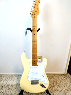 Harley Benton ST-62MN Vintage White Strat with Maple Neck-Excellent w/Tweed HSC