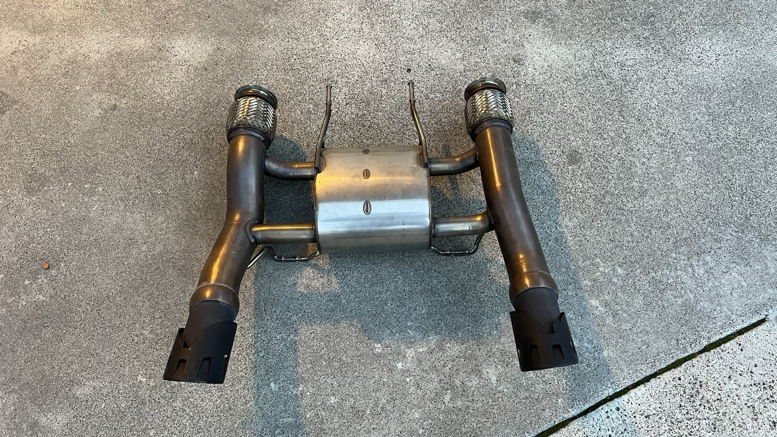 2018-2020 Mclaren 720s Exhaust Muffler W/ Black Tips Oem