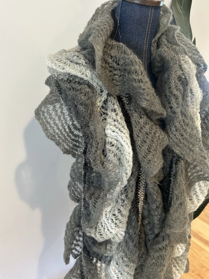 Bufanda tejida con volantes gris blanco mezcla de mohair Missoni nueva con etiquetas flecos de 70 pulgadas x 20 pulgadas Foto 4 de 4