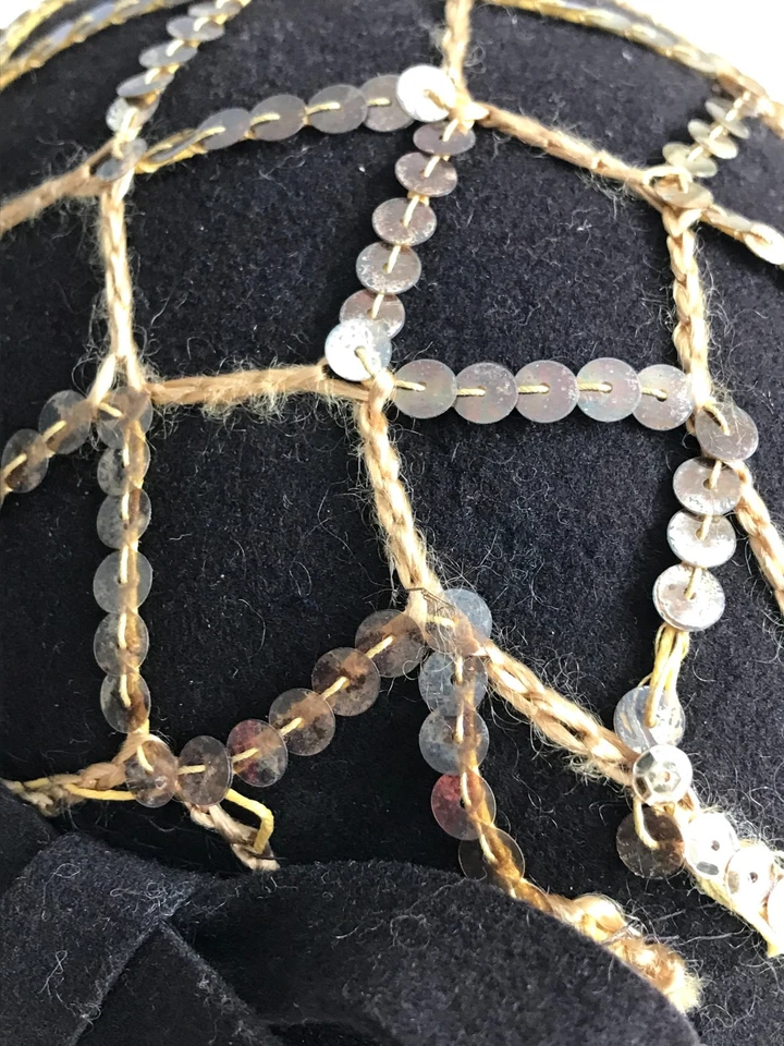 Chapéu cloche vintage década de 1940 marrom arco feltro ouro lantejoulas/tampa caveira glitter anos 40 - Imagem 3 de 4