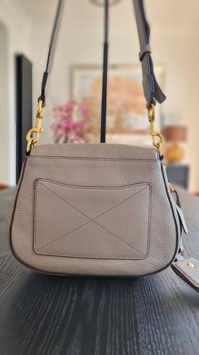 Bolso Bandolera Marc Jacobs Recruit Nomad Cuero En Color Visón - Imagen 8 de 9