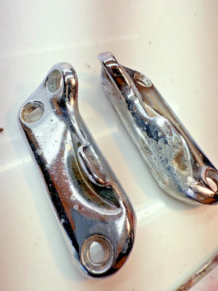 Оригинальная накладка на верхнюю защелку для кабриолета Chevy Impala 1958 - 1960 годов выпуска 59 B60-17 - Изображение 3 из 4