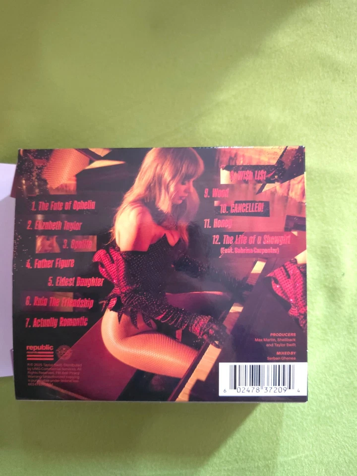 Taylor Swift CD The Life of a Showgirl Limited Edition inkl. Herzanhänger OVP - Bild 3 von 4