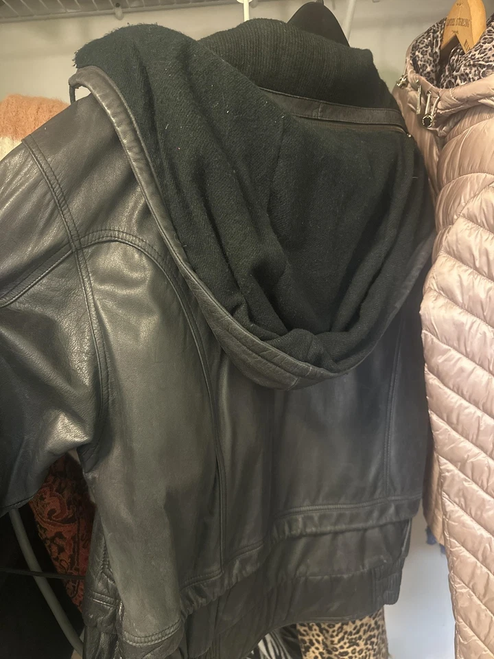 Beyond Jacket Mens Medium Black Leather Hooded Bomber Quilted Lined Zip Hem - Image 2 of 3