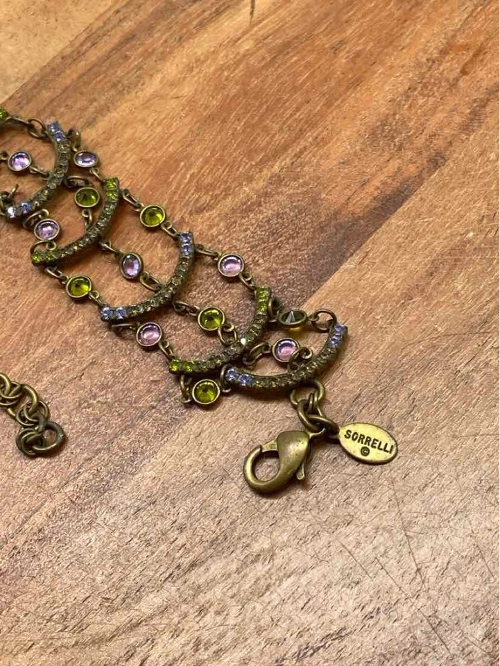 Pulsera Sorrelli de segunda mano verde y púrpura con cierre de varios hilos Foto 3 de 3