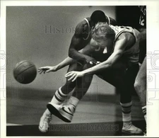Press Photo Jason Broekman reaches through Paul Hunter's arms for basketball
