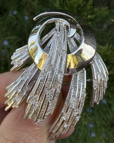 TRIFARI signed vintage silver tone brooch pin jewelry