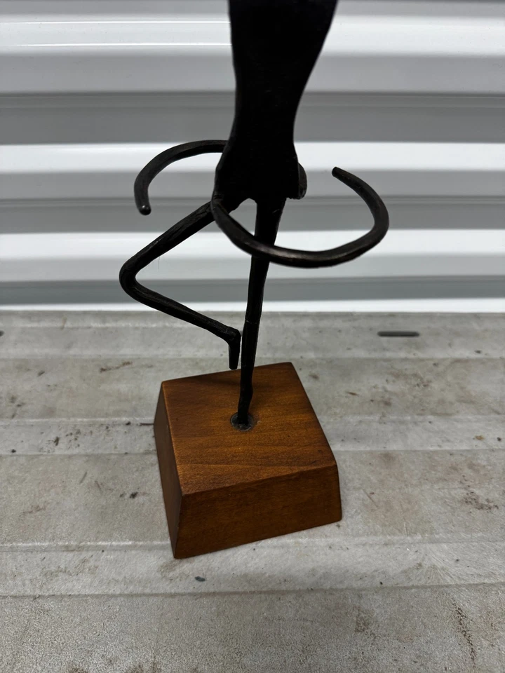 Estatua de yoga con postura de árbol de aluminio con soporte de madera - Serena decoración del hogar Foto 3 de 4