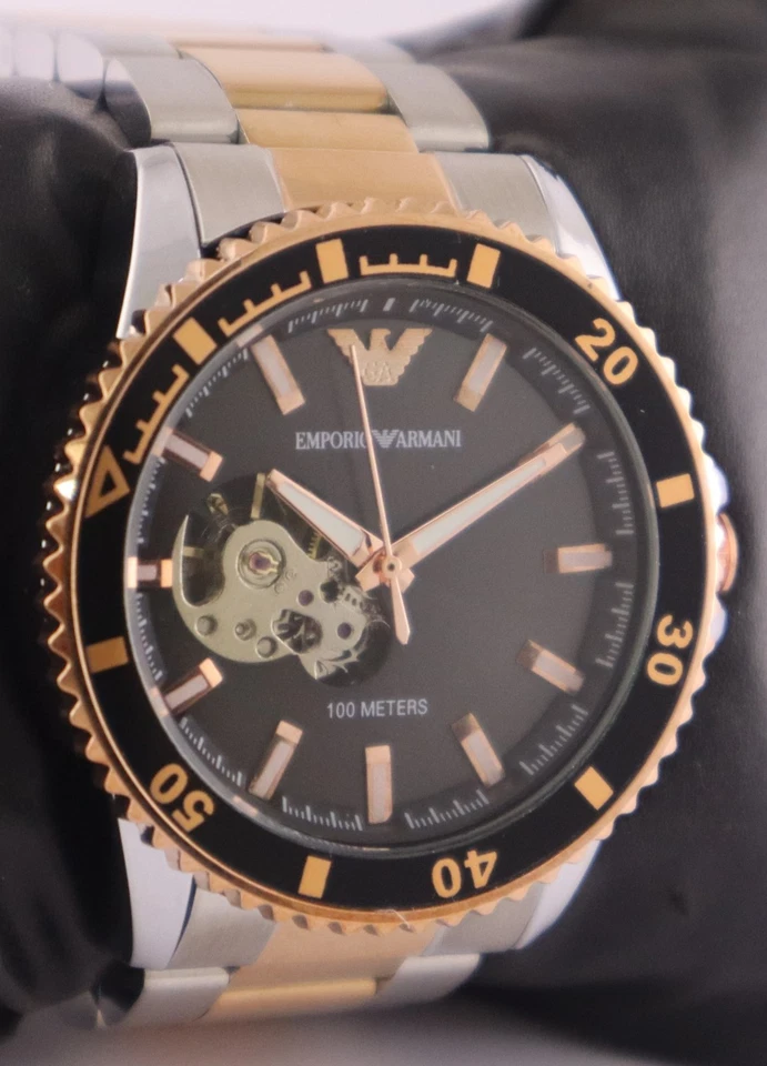 Reloj pulsera informal Armani para hombre con bisel giratorio esfera negra con fecha correa de acero para hombre Foto 3 de 4