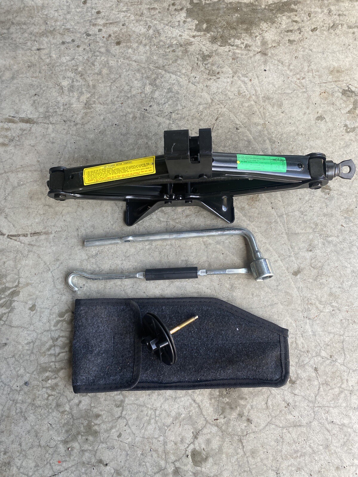 0615 Hyundai Tucson Compact Spare Tire/rim Jack + tool kit T155/90 D16