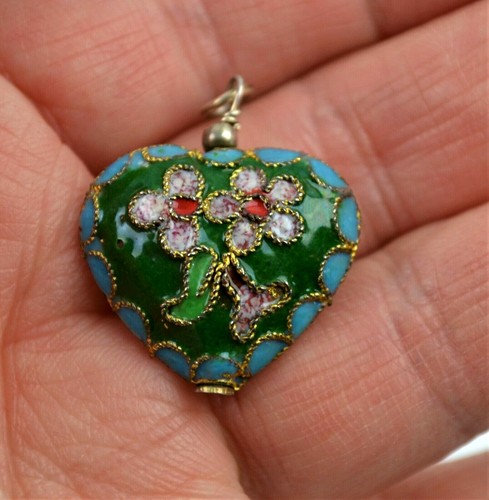 Ciondolo a forma di cuore con fiori margherita largo circa 1" rivestito in smalto - Foto 4 di 5