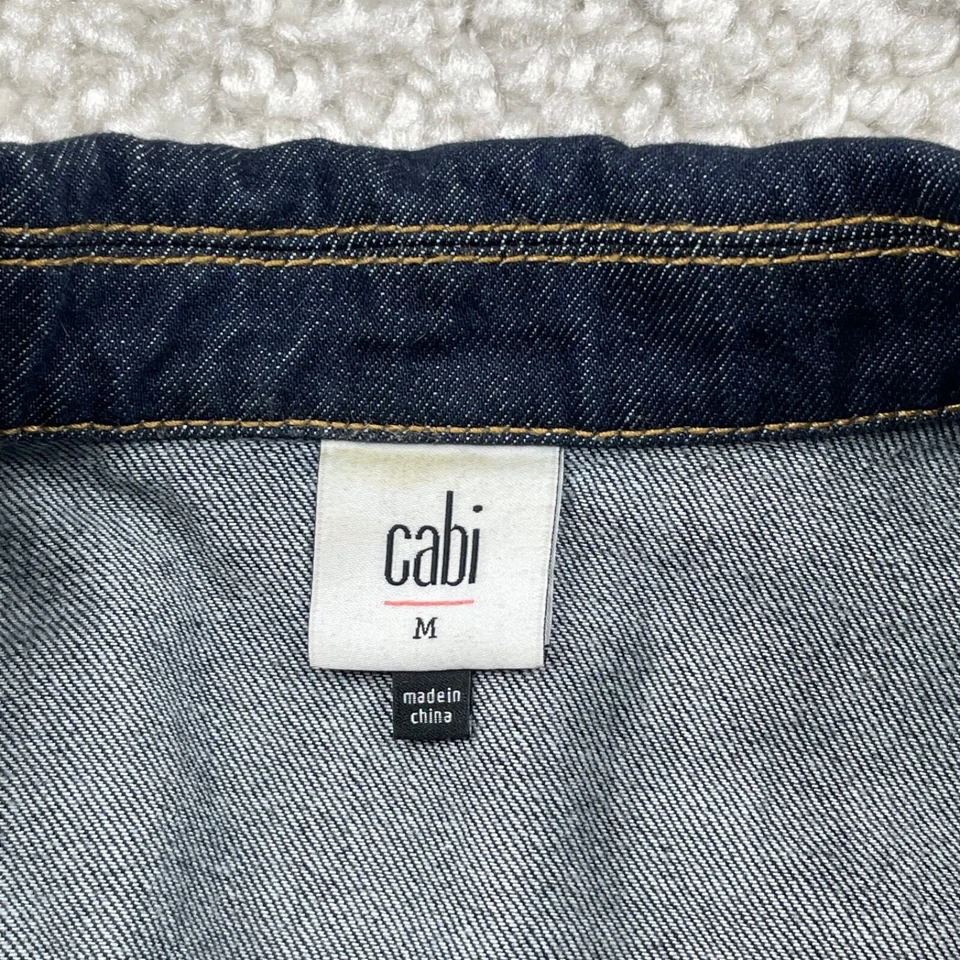 Chaqueta de mezclilla Cabi Freedom lavado enjuague oscuro para mujer mediana Foto 3 de 4