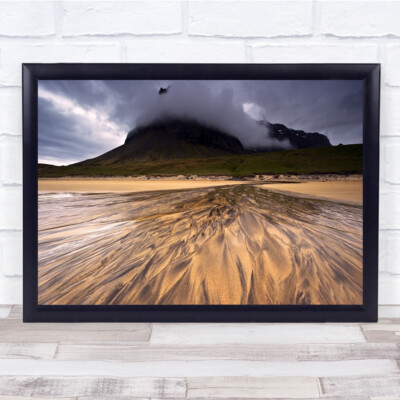 Island Selardalur Sandstrand Berg bewölkter Himmel Wandbild Kunstdruck