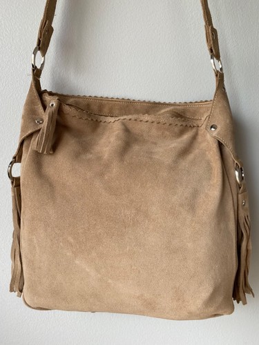 BOLSO BANDOLERA DE GAMUZA CON FLECOS APACHE BY OLALA - Imagen 4 de 9