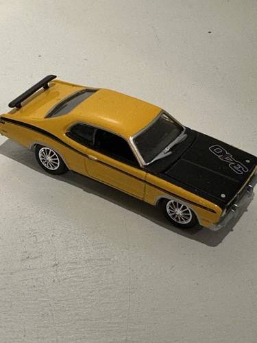 1971 PLYMOUTH DUSTER 340 2004 JOHNNY LIGHTNING MOPAR RIVISTA MUSCOLARE 1:64