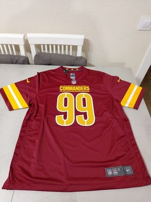 CAMISETA NIKE MODELO GAME JERSEY NFL DE LOS COMMANDERS Nº99 TALLA XL.