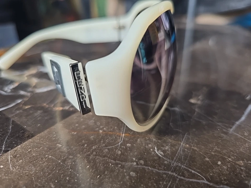 Gafas de sol Fendi para mujer blancas hechas en Italia falta pieza lateral Foto 4 de 4