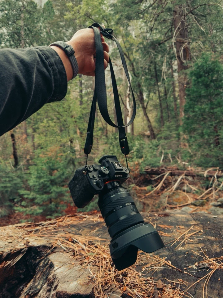 Correa ajustable negra para cámara 32-58" x 3/4" con anclajes de diseño de pico Foto 2 de 4