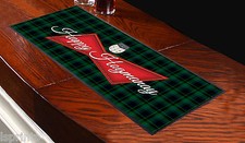 HAPPY HOGMANAY Rot Label Gr&uuml;n Tartan Bar Runner F&uuml;r Partys Jede Gelegenheit